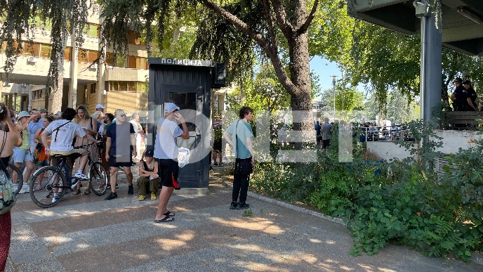 Građani ispred policije